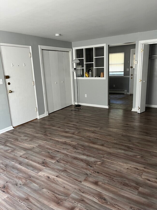 Building Photo - D2 Unit 2 Colonial Drive