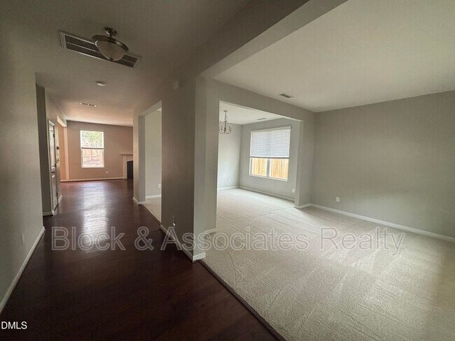 Foto del edificio - 4 White Spruce Ct