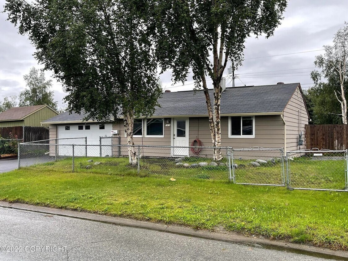 Foto principal - 2 Bedroom home close to base.