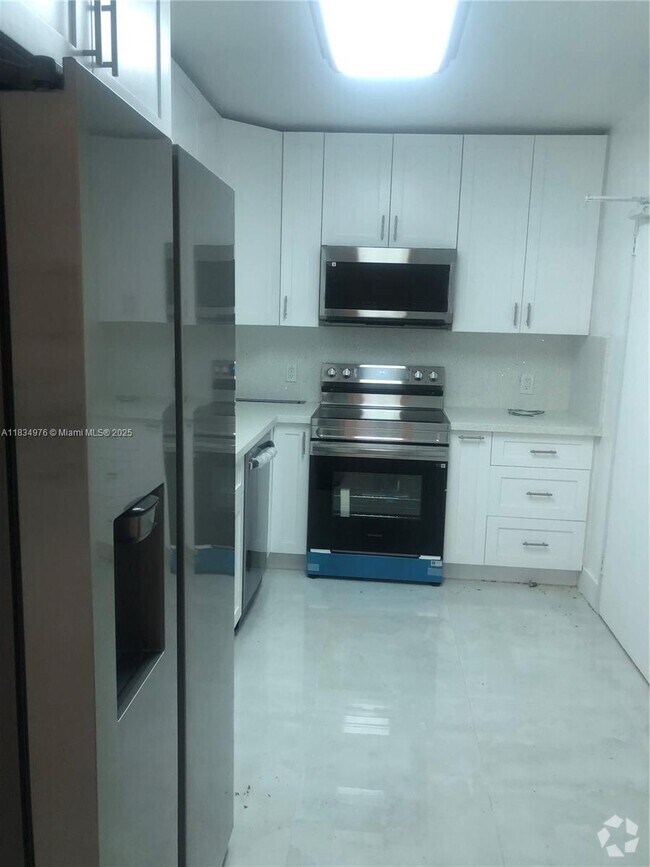 Building Photo - 10185 Collins Ave