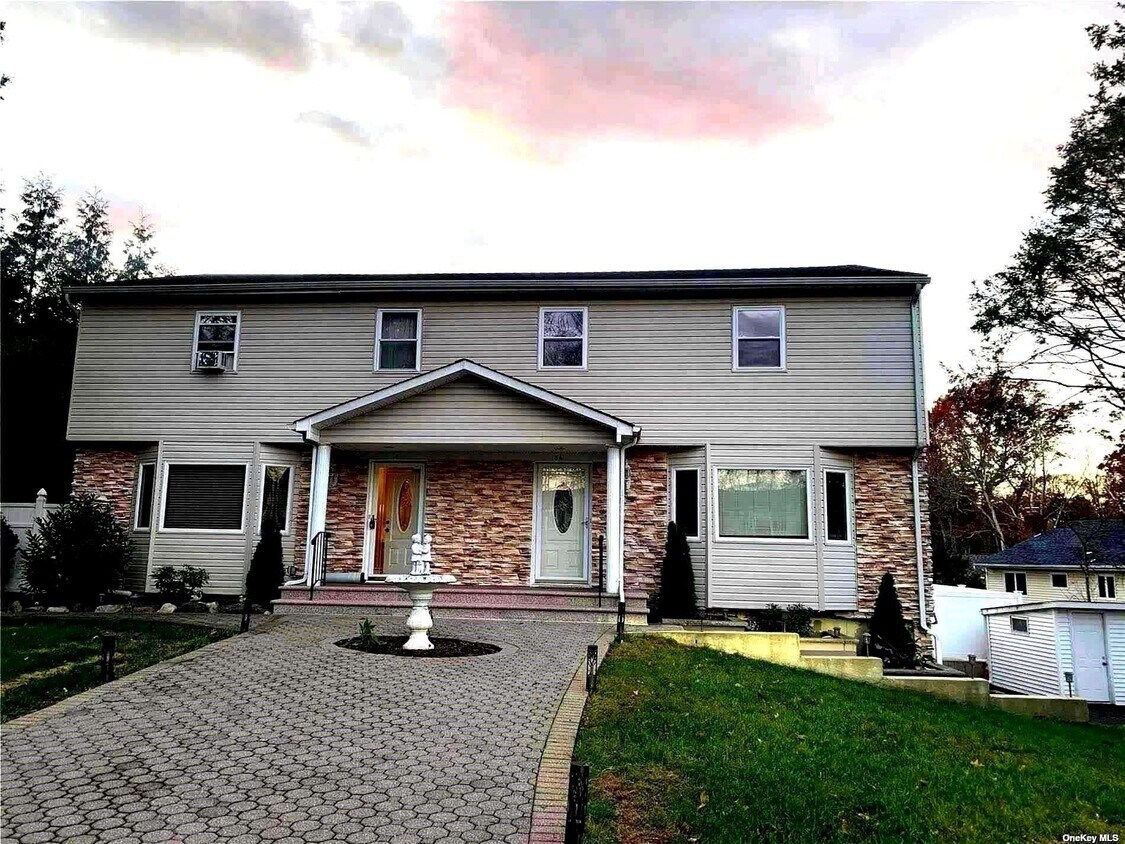 8 Cardiff Ct, Huntington Station, NY 11746 Townhome Rentals in