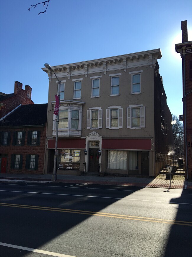 Fachada del edificio pintada en septiembre de 2017 - 308 West Market Street