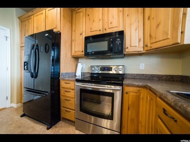 Building Photo - 3 Bd 2.5 Bath Condo 2 Car Garage