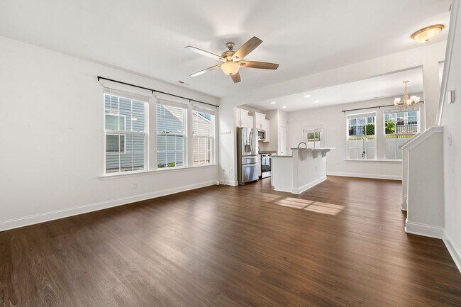 Building Photo - Beautiful 3 bedroom, 2.5 bath townhome in ...