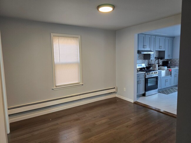 Building Photo - 3 Bedroom Apt | Newly Renovated | Convenie...