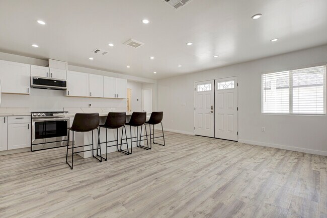 Foto del edificio - 8211 Bellingham Ave