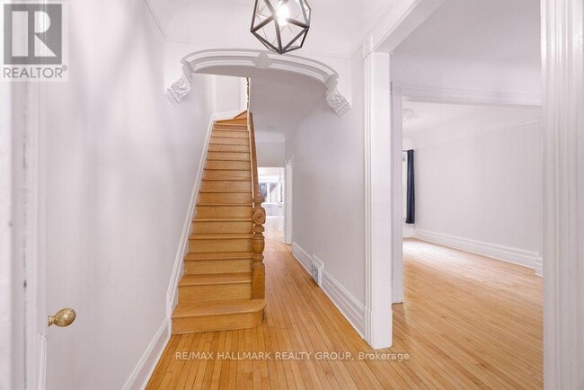 Building Photo - 566 MacLaren St