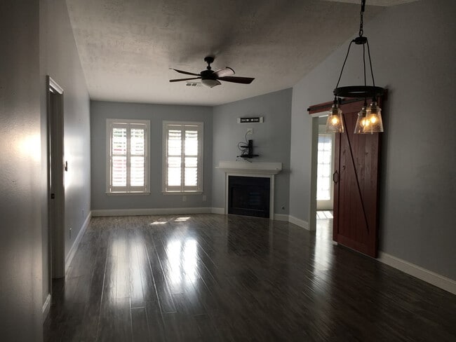 Foto del edificio - 116 W Middlebury Ln SW