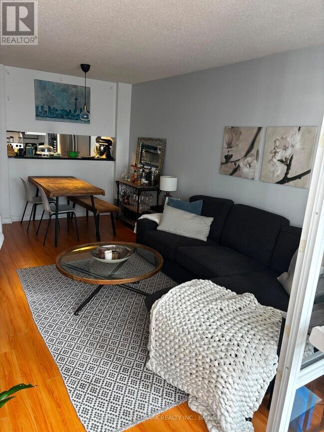 Photo du bâtiment - 44 Gerrard St W