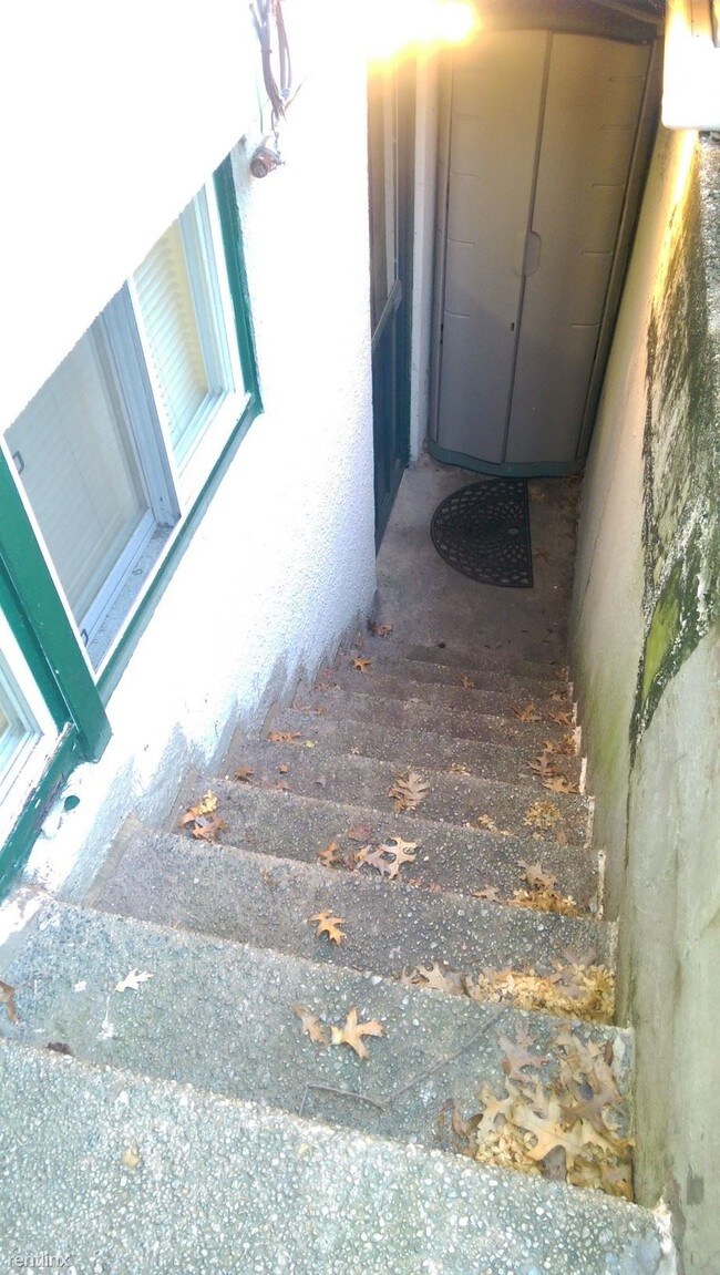 Building Photo - Studio, 1 bath Apartment - 300 Burns St 1