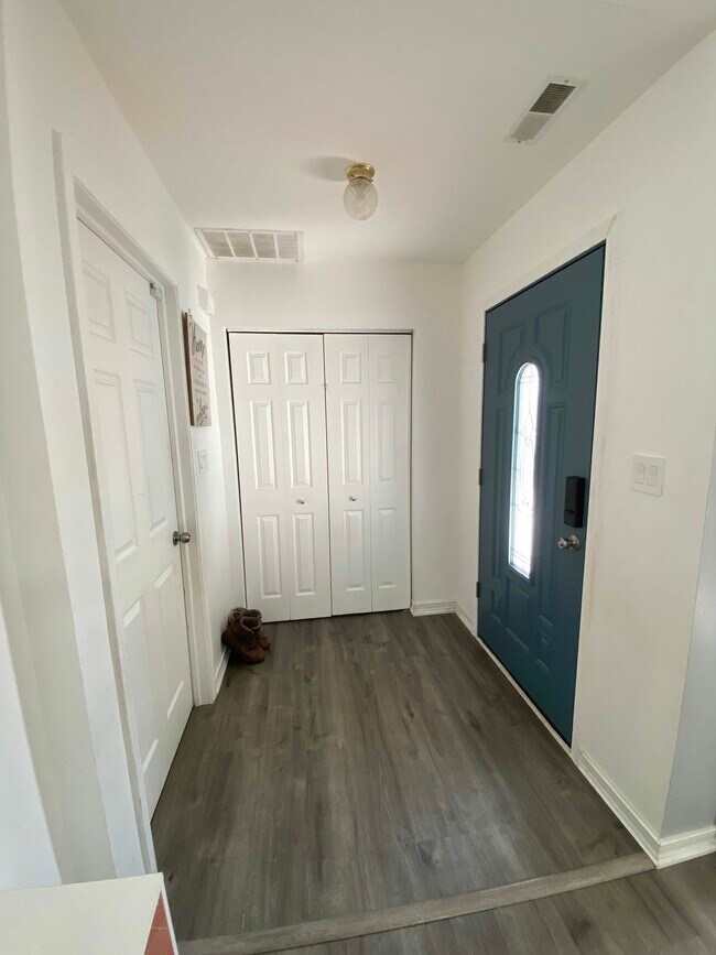 Building Photo - 5616 Jaskula Ln