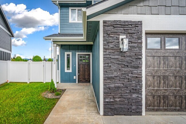 Building Photo - Brand New 3 bed 2.5 townhome