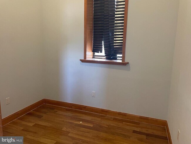 Foto del edificio - 1338 W Girard Ave