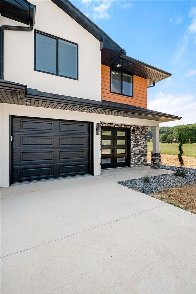 143 Crooked Creek Dr