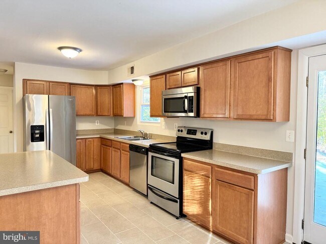 Building Photo - 4 St James Ct