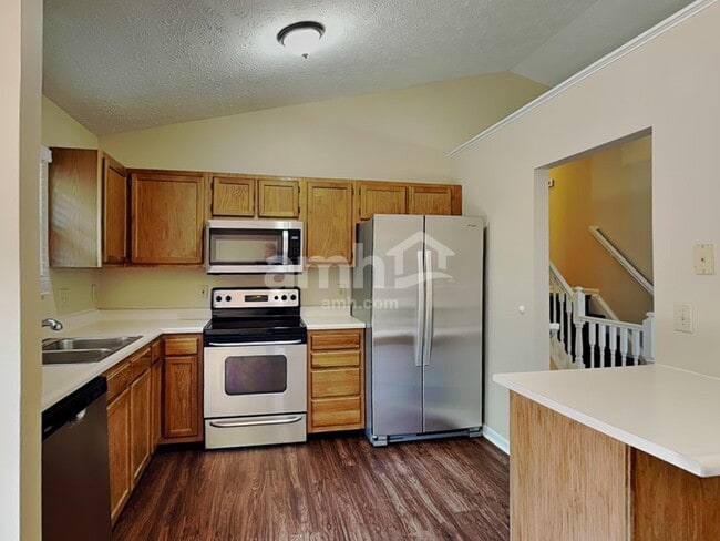 Building Photo - 2220 Siesta Dr