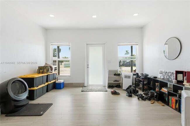 Foto del edificio - 5737 SW 6th St