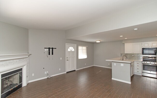 Building Photo - Welcome to this charming 1-bedroom, 1-bathroom home located in the desirable Carlsbad, CA