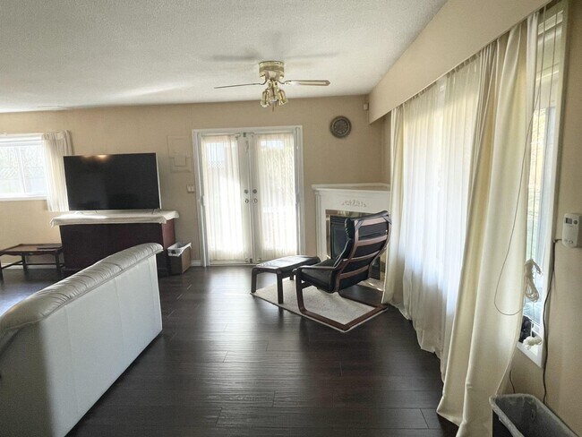 Photo du bâtiment - 16066-16016 16 Ave