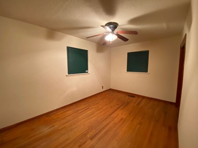 Building Photo - 3 Bedroom 1 Bathroom House with carport on...
