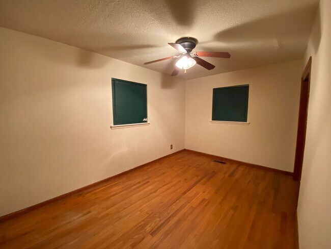 Foto del edificio - 3 Bedroom 1 Bathroom House with carport on...