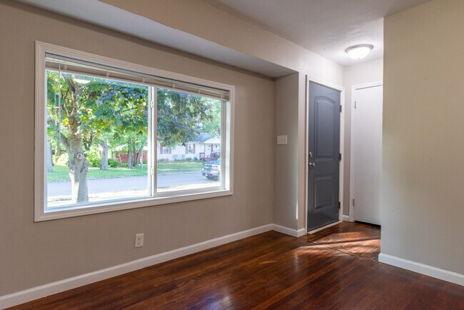 Building Photo - 1353 Bissell St