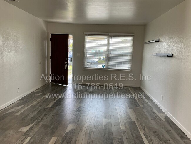 Building Photo - Close to Freeway, Shopping Single Story 2 Bedroom 1 Bath Large yard 1 Car Garage Drought Resistan...