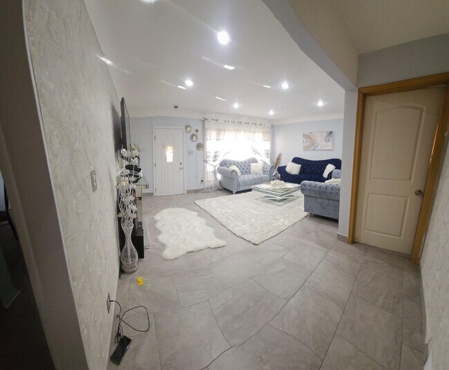 Foto del edificio - 8179 Whitefield St