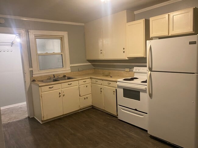 Building Photo - 112 Bismark St