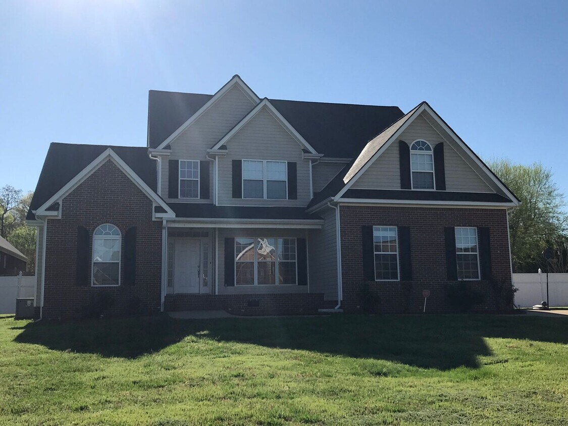 Foto principal - 5 Bedroom Home in Wonderful Subdivision in...