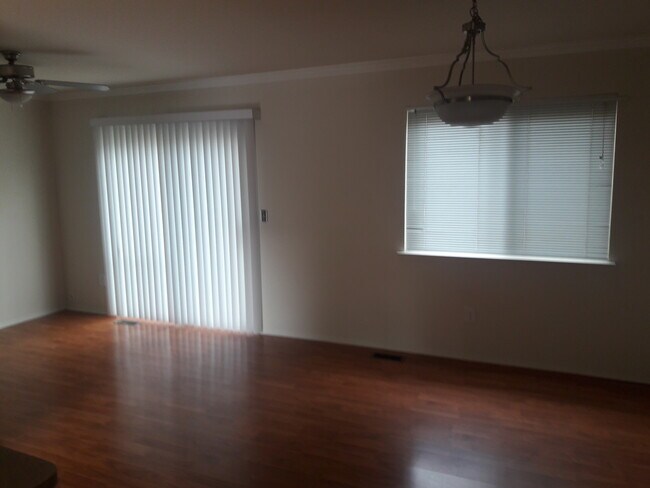 Sala de estar - 2300 Orchard Crest St