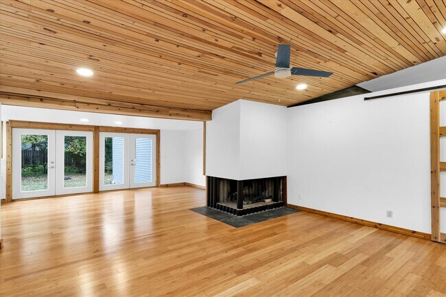 Building Photo - 1202 S Elm Blvd