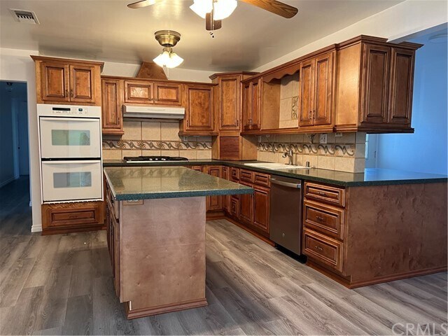 Building Photo - 15289 Yorba Ave