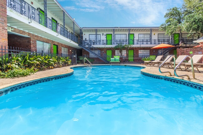 Building Photo - Chateau Lake Terrace