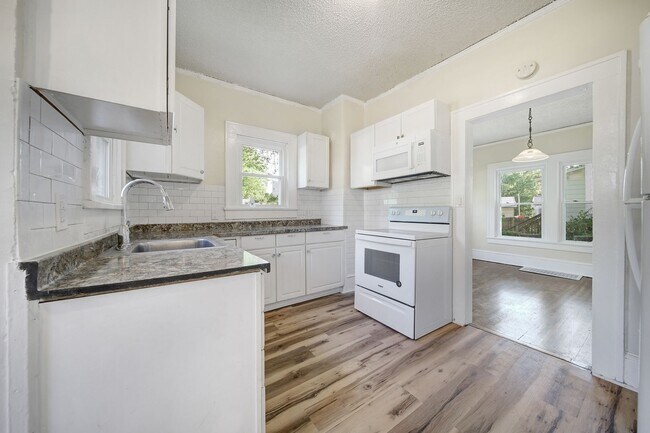 Foto del edificio - Lovely Two Story, 3 Bedrooms, 2 Bath Home