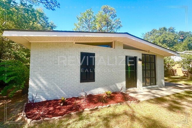 Building Photo - Completed Remodeled 3 Bedroom/2 Bath in Mo...