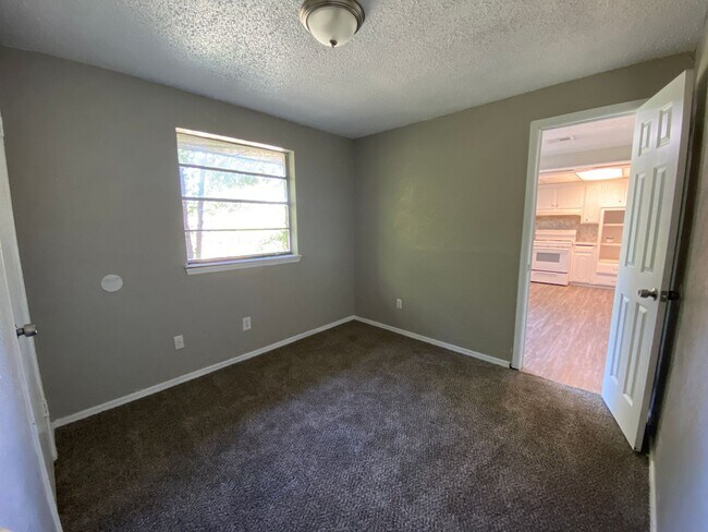 Foto del edificio - 4 Bedroom House Available now OKC