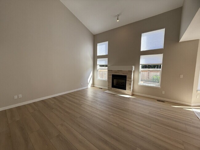 Foto del edificio - AMAZING Home in Quiet Community Available ...