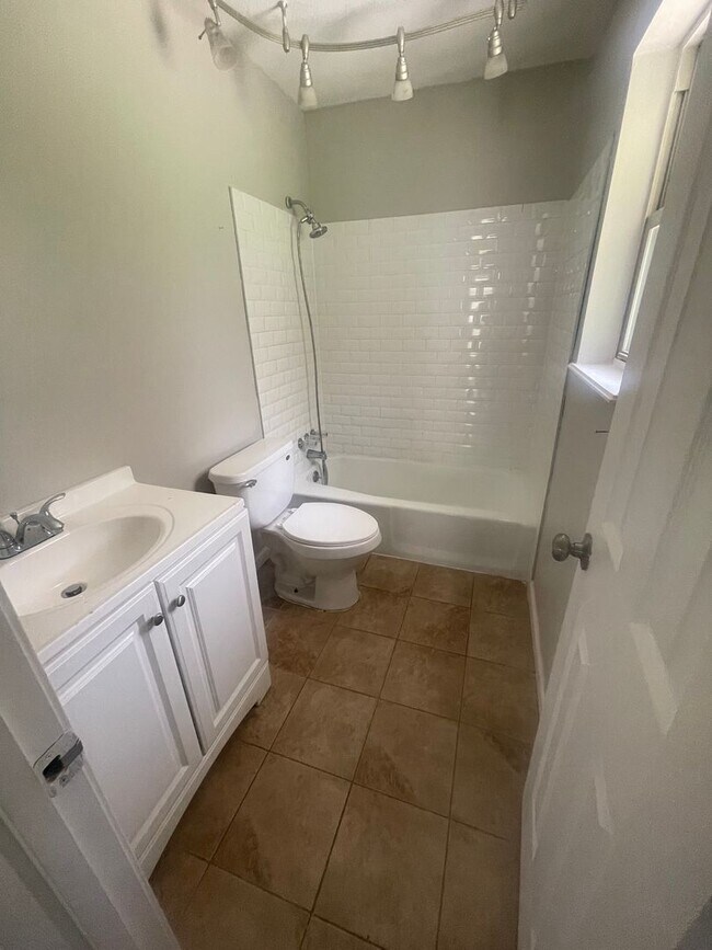Building Photo - 3 bed / 2 bath home
