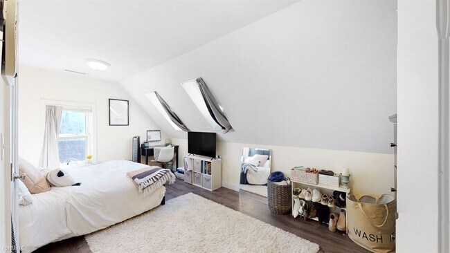 Foto del edificio - 5 br, 2.5 bath House - 62 Saunders St # 2J