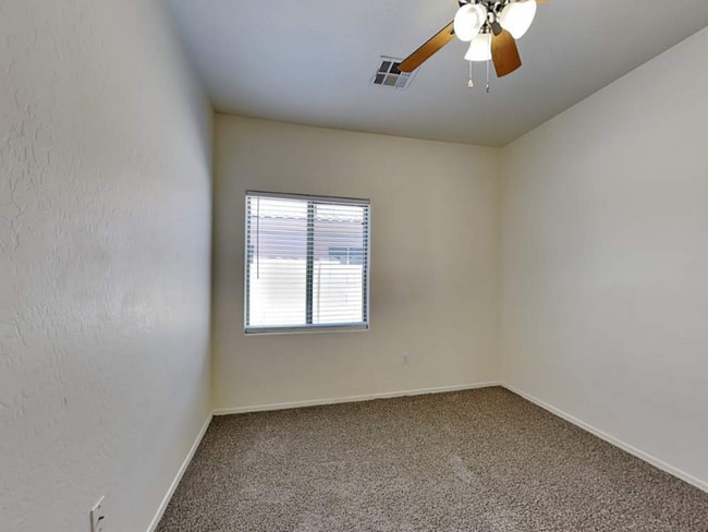 Building Photo - 2102 E La Costa Dr