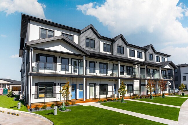 Photo du bâtiment - Latitude 49 Townhomes