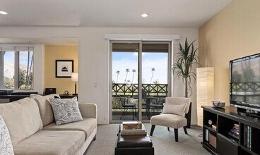 Building Photo - 931 E Walnut St