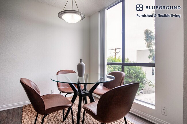 Building Photo - 930 Palm Ave