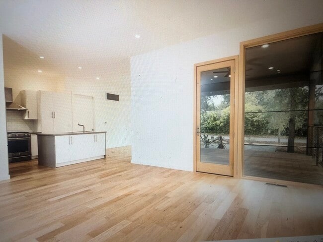 Building Photo - 540 S Cloverdale Blvd