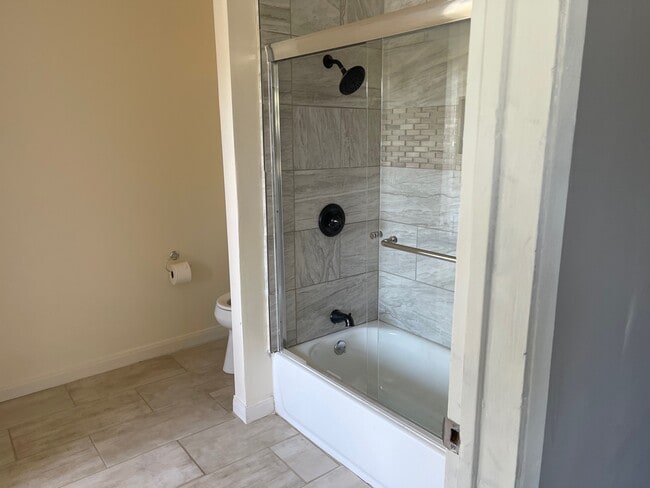 Master bath - 15013 Hartsook St