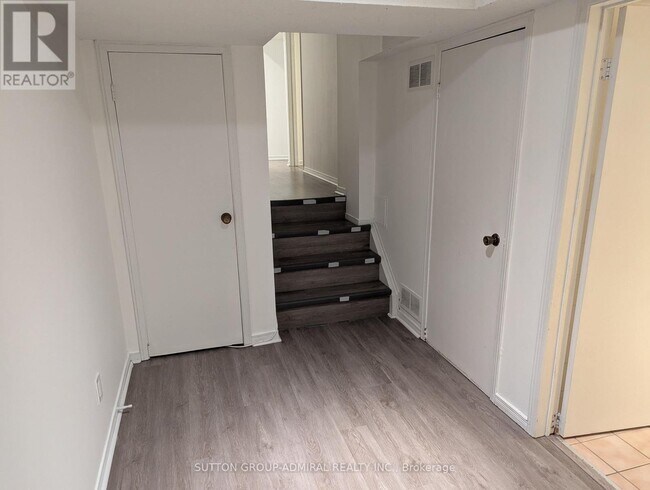 Building Photo - 41 Russfax Dr