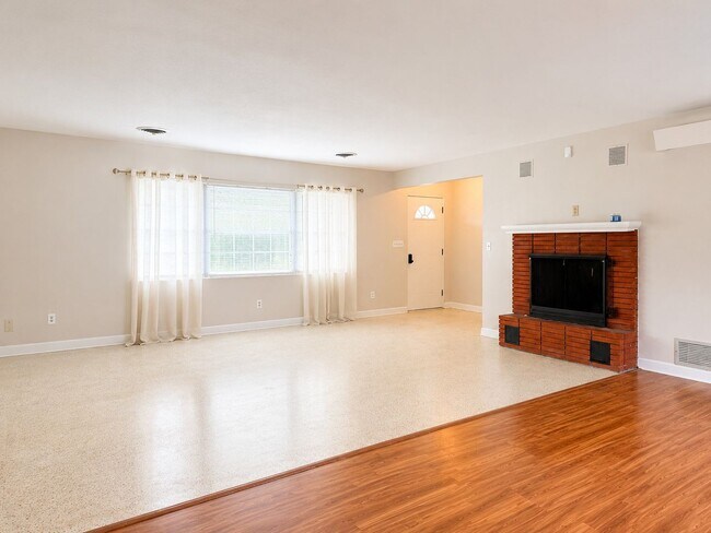 Foto del edificio - 3 Bedroom Plus Office and Bonus Room Near Downtown Oviedo