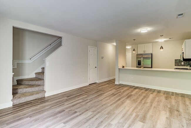 Building Photo - Condo in Tara Court Available for Rent!