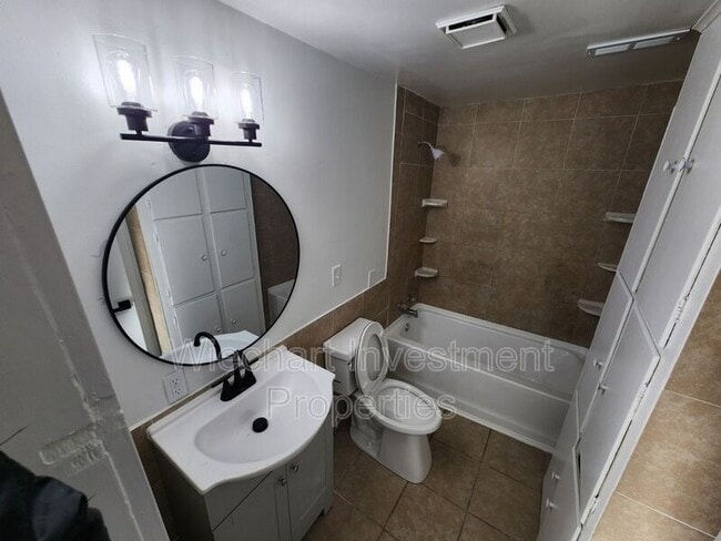 Building Photo - 613 N West St